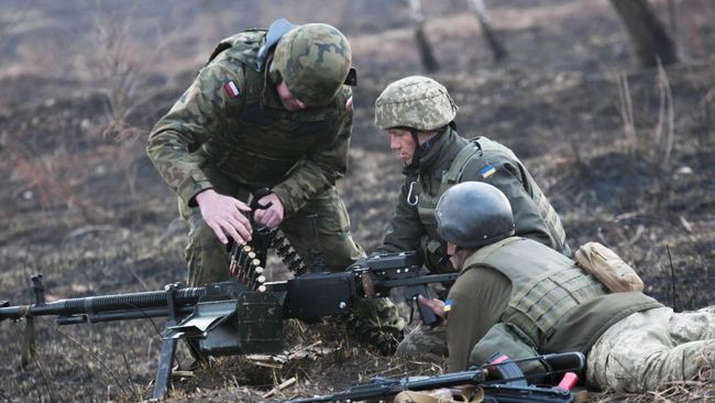 Польский инструктор обучает солдат ВСУ на Яворовском полигоне во Львовской области
