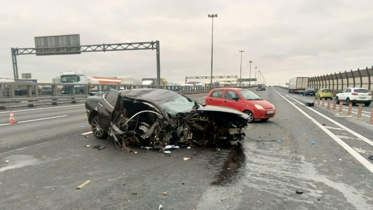 Место ДТП, где автомобиль Infiniti столкнулся с тремя машинами на кольцевой автодороге в Санкт-Петербурге Место ДТП, где автомобиль Infiniti столкнулся с тремя машинами на кольцевой автодороге в Санкт-Петербурге - РИА Новости, 1920, 02.10.2024