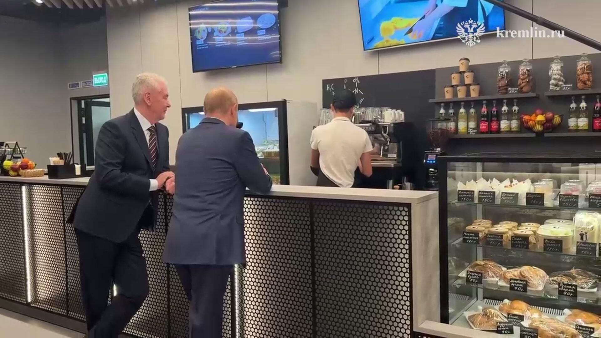 Путин и Собянин пьют кофе в буфете столичного индустриального парка Руднево Путин и Собянин пьют кофе в буфете столичного индустриального парка Руднево - РИА Новости, 1920, 02.10.2024