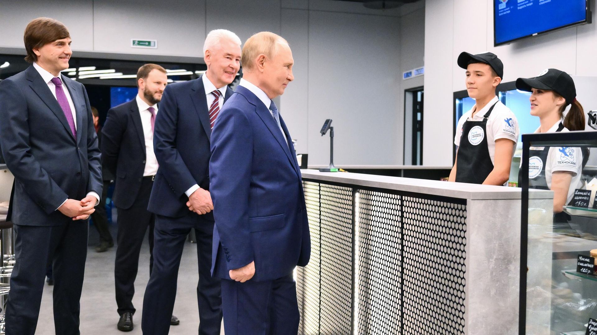 Президент РФ Владимир Путин посещает индустриальный парк Руднево в Москве Президент РФ Владимир Путин посещает индустриальный парк Руднево в Москве - РИА Новости, 1920, 02.10.2024