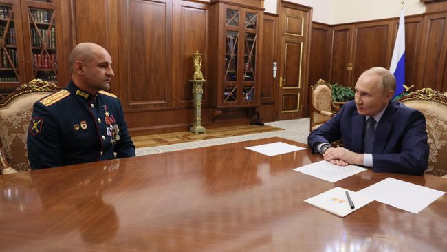 Президент РФ Владимир Путин и полномочный представитель президента РФ в Уральском федеральном округе Артем Жога во время встречи. 2 октября 2024