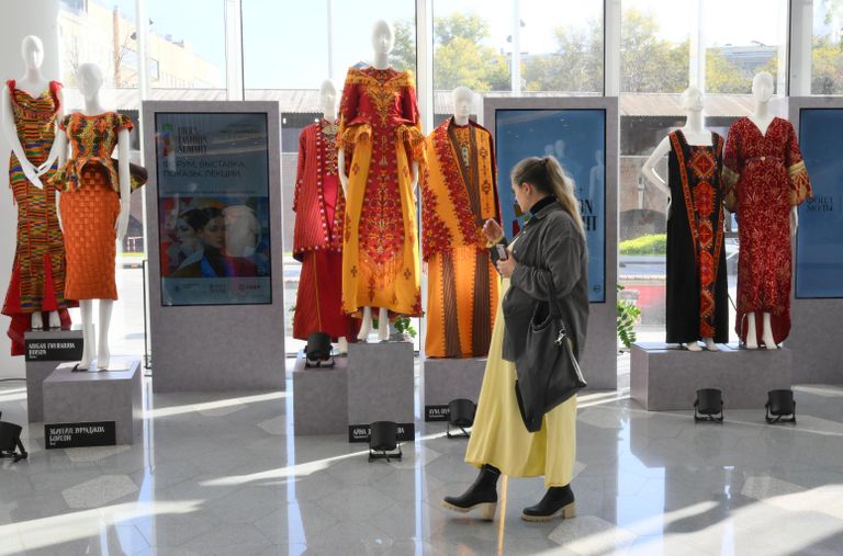 Выставка Наследие на саммите модной индустрии BRICS+ Fashion Summit в концертном зале парка Зарядье Выставка Наследие на саммите модной индустрии BRICS+ Fashion Summit в концертном зале парка Зарядье