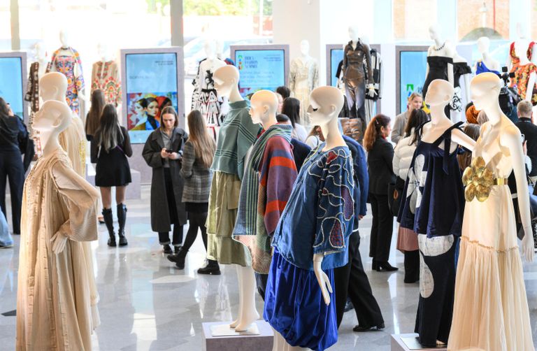 Выставка Наследие на саммите модной индустрии BRICS+ Fashion Summit в концертном зале парка Зарядье Выставка Наследие на саммите модной индустрии BRICS+ Fashion Summit в концертном зале парка Зарядье
