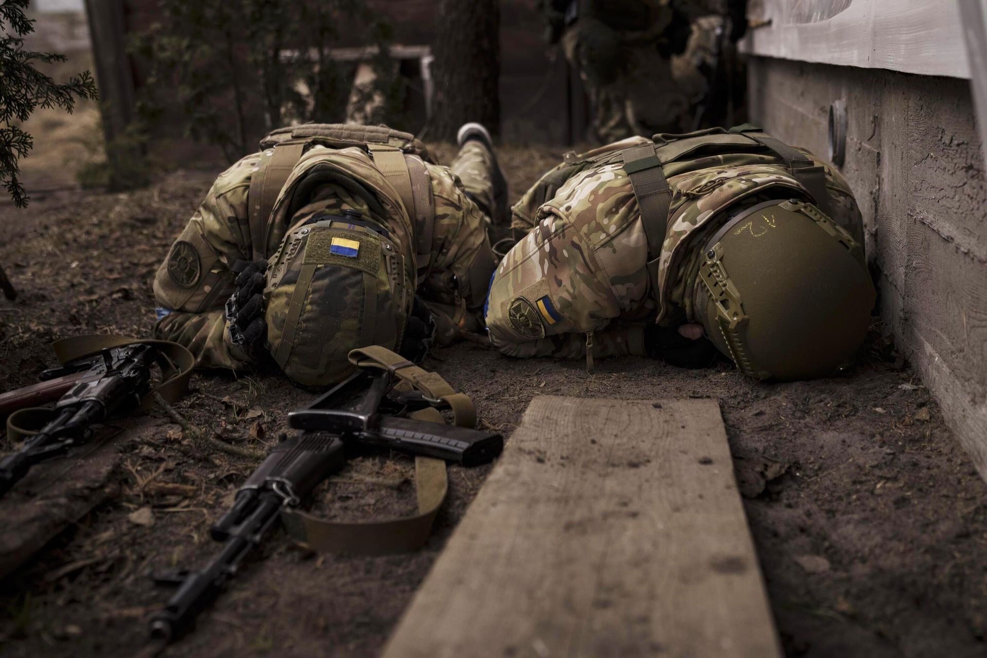 Украинские военнослужащие укрываются от артиллерийского огня Украинские военнослужащие укрываются от артиллерийского огня - РИА Новости, 1920, 03.11.2023