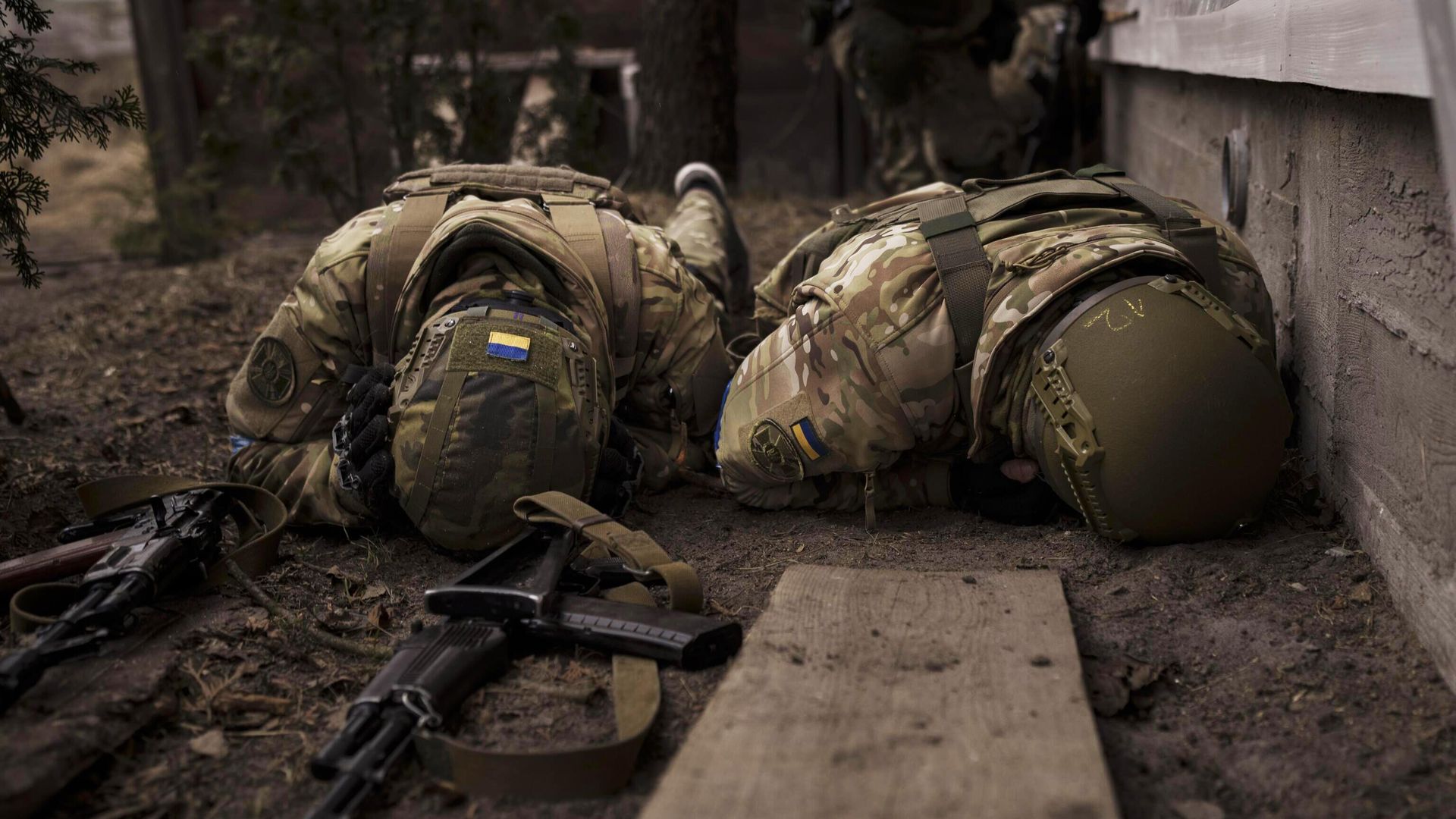 Украинские военнослужащие укрываются от артиллерийского огня - РИА Новости, 1920, 24.09.2023