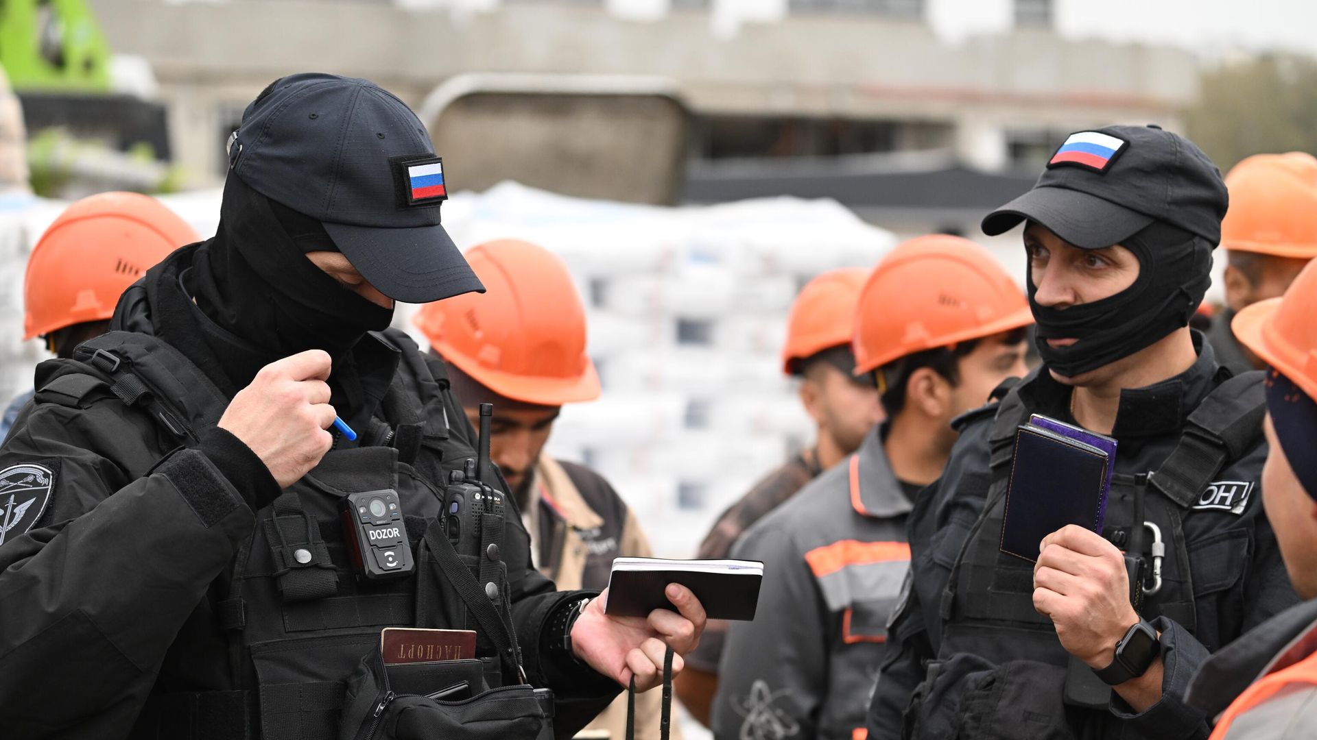 Проверка документов иностранных рабочих в ходе рейда по выявлению нелегальных мигрантов в Москве - РИА Новости, 1920, 22.11.2024