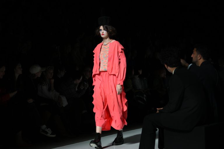 Модель демонстрирует одежду из коллекции бренда NITIN BAL CHAHUAN presented by Fashion Design Council of India в рамках Третьей Московской недели моды в Центральном выставочном зале Манеж Модель демонстрирует одежду из коллекции бренда NITIN BAL CHAHUAN presented by Fashion Design Council of India в рамках Третьей Московской недели моды в Центральном выставочном зале Манеж