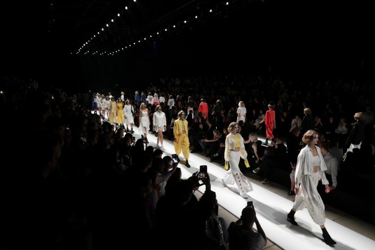 Модели демонстрируют одежду из коллекции бренда NITIN BAL CHAHUAN presented by Fashion Design Council of India в рамках Третьей Московской недели моды в Центральном выставочном зале Манеж Модели демонстрируют одежду из коллекции бренда NITIN BAL CHAHUAN presented by Fashion Design Council of India в рамках Третьей Московской недели моды в Центральном выставочном зале Манеж
