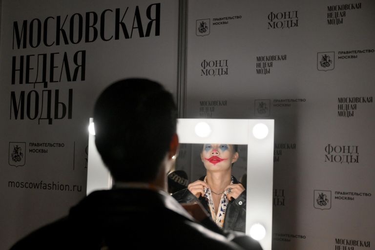 Модель перед началом показа в рамках Третьей Московской недели моды в Центральном выставочном зале Манеж Модель перед началом показа в рамках Третьей Московской недели моды в Центральном выставочном зале Манеж