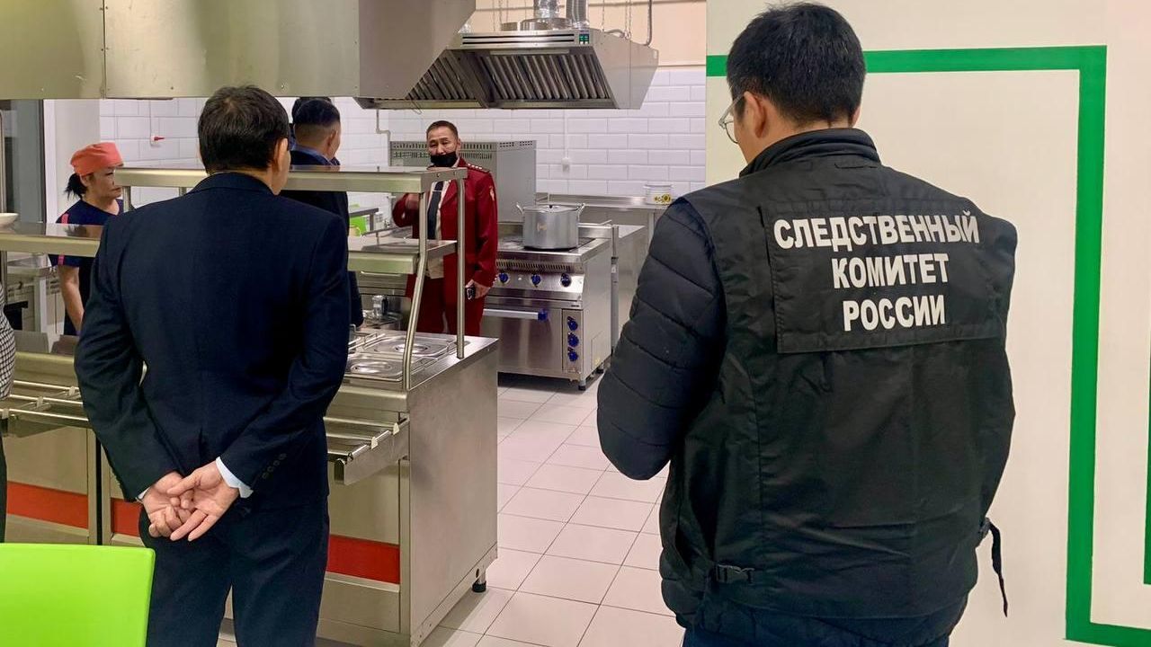 Сотрудники СК проводят проверку на месте происшествия, где дети отравились в спортивной школе Мегино-Кангаласского района в Якутии Сотрудники СК проводят проверку на месте происшествия, где дети отравились в спортивной школе Мегино-Кангаласского района в Якутии - РИА Новости, 1920, 03.02.2025
