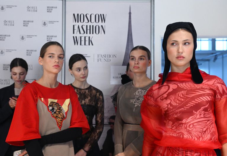 Модели перед началом одного из показов в рамках Третьей Московской недели моды в Центральном выставочном зале Манеж Модели перед началом одного из показов в рамках Третьей Московской недели моды в Центральном выставочном зале Манеж