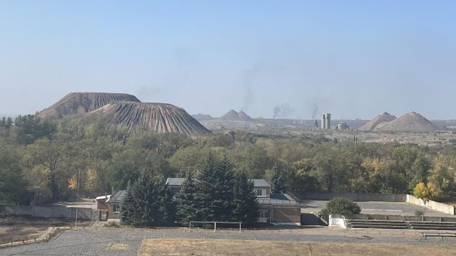 Вдалеке в Торецке стоят столбы дыма после прилета ФАБов Вдалеке в Торецке стоят столбы дыма после прилета ФАБов
