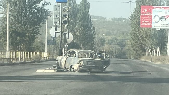 Сгоревший автомобиль посреди дороги Сгоревший автомобиль посреди дороги