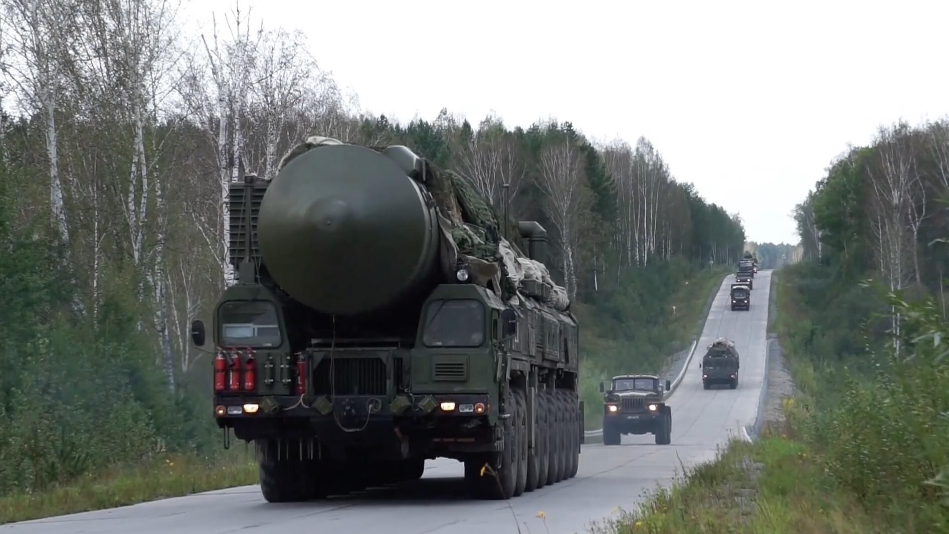 Российские ракетчики на пусковых установках подвижных грунтовых ракетных комплексов Ярс в рамках учений вышли на боевое патрулирование в Новосибирском ракетном соединении. Российские ракетчики на пусковых установках подвижных грунтовых ракетных комплексов Ярс в рамках учений вышли на боевое патрулирование в Новосибирском ракетном соединении. - РИА Новости, 1920, 07.10.2024