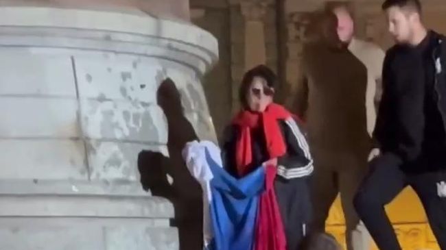 Женщина пыталась повесить российский флаг на постамент снятого памятника Екатерине II в Одессе 