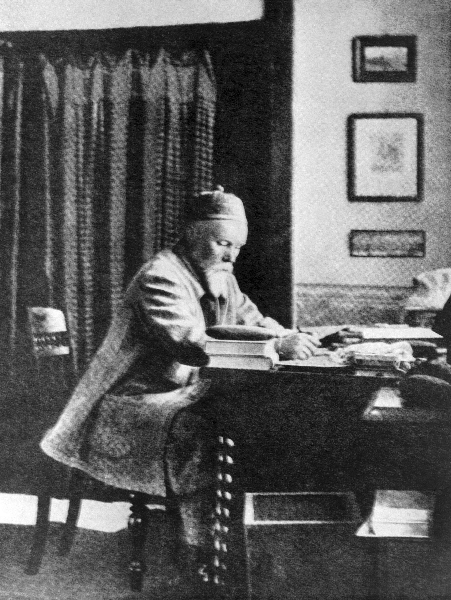Художник, путешественник, археолог, писатель Николай Рерих (1874-1947) в кабинете дома в индийской долине Кулу Художник, путешественник, археолог, писатель Николай Рерих (1874-1947) в кабинете дома в индийской долине Кулу - РИА Новости, 1920, 22.05.2025