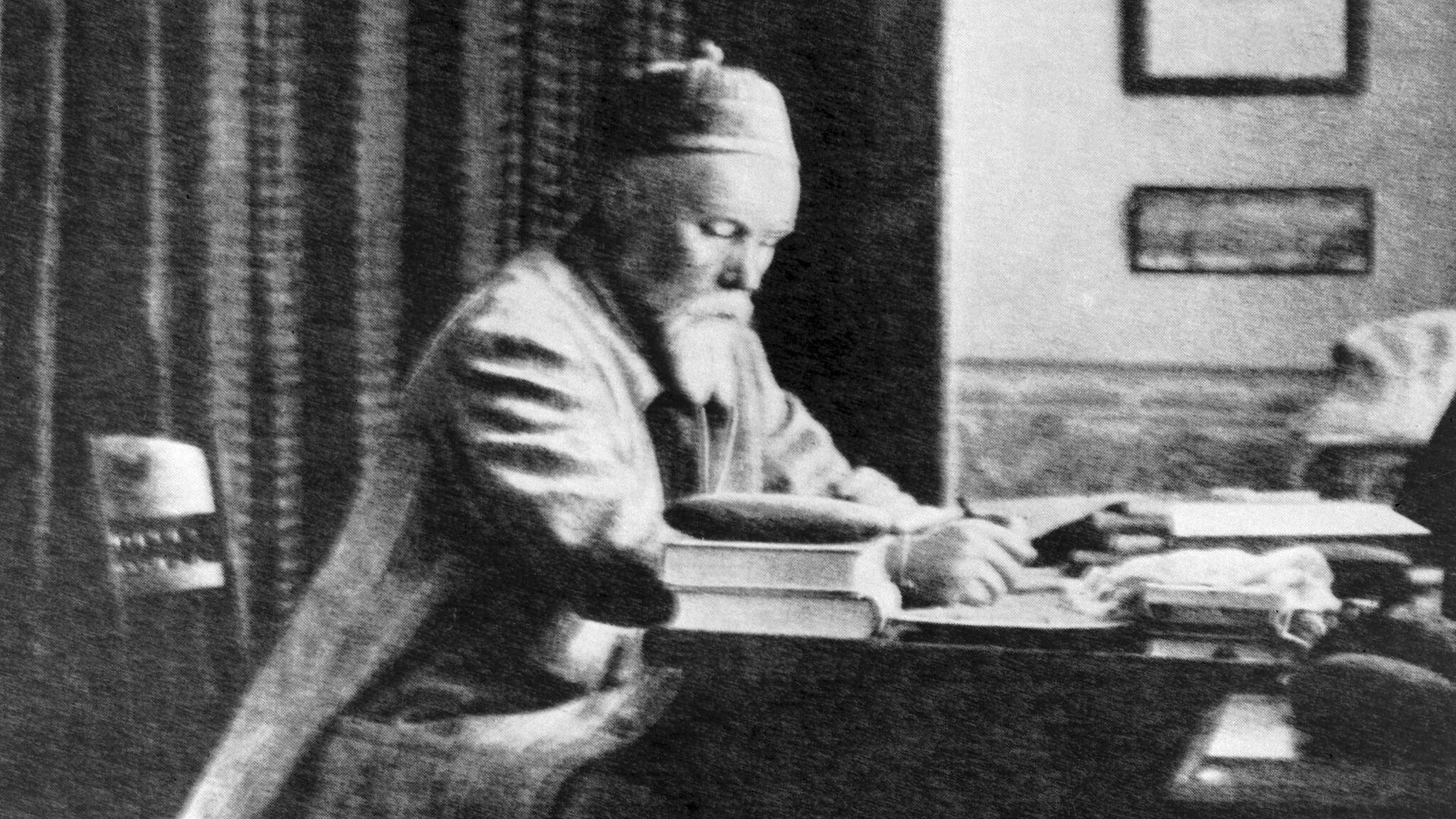 Художник, путешественник, археолог, писатель Николай Рерих (1874-1947) в кабинете дома в индийской долине Кулу - РИА Новости, 1920
