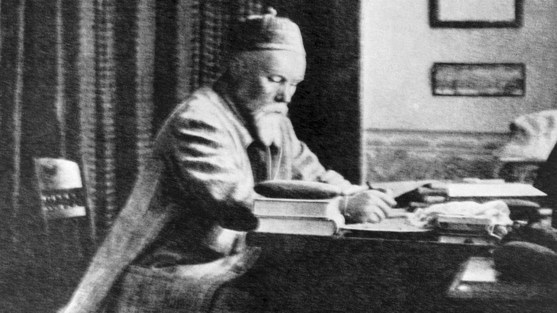 Художник, путешественник, археолог, писатель Николай Рерих (1874-1947) в кабинете дома в индийской долине Кулу Художник, путешественник, археолог, писатель Николай Рерих (1874-1947) в кабинете дома в индийской долине Кулу - РИА Новости, 1920, 09.10.2024