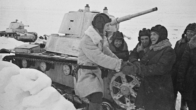 Экипаж танка Т-26 отдельной танковой роты Мурманского укрепленного района Северного фронта после разведывательной операции на полуострове Рыбачий. Справа - командир танкового взвода лейтенант Павел Печенин
