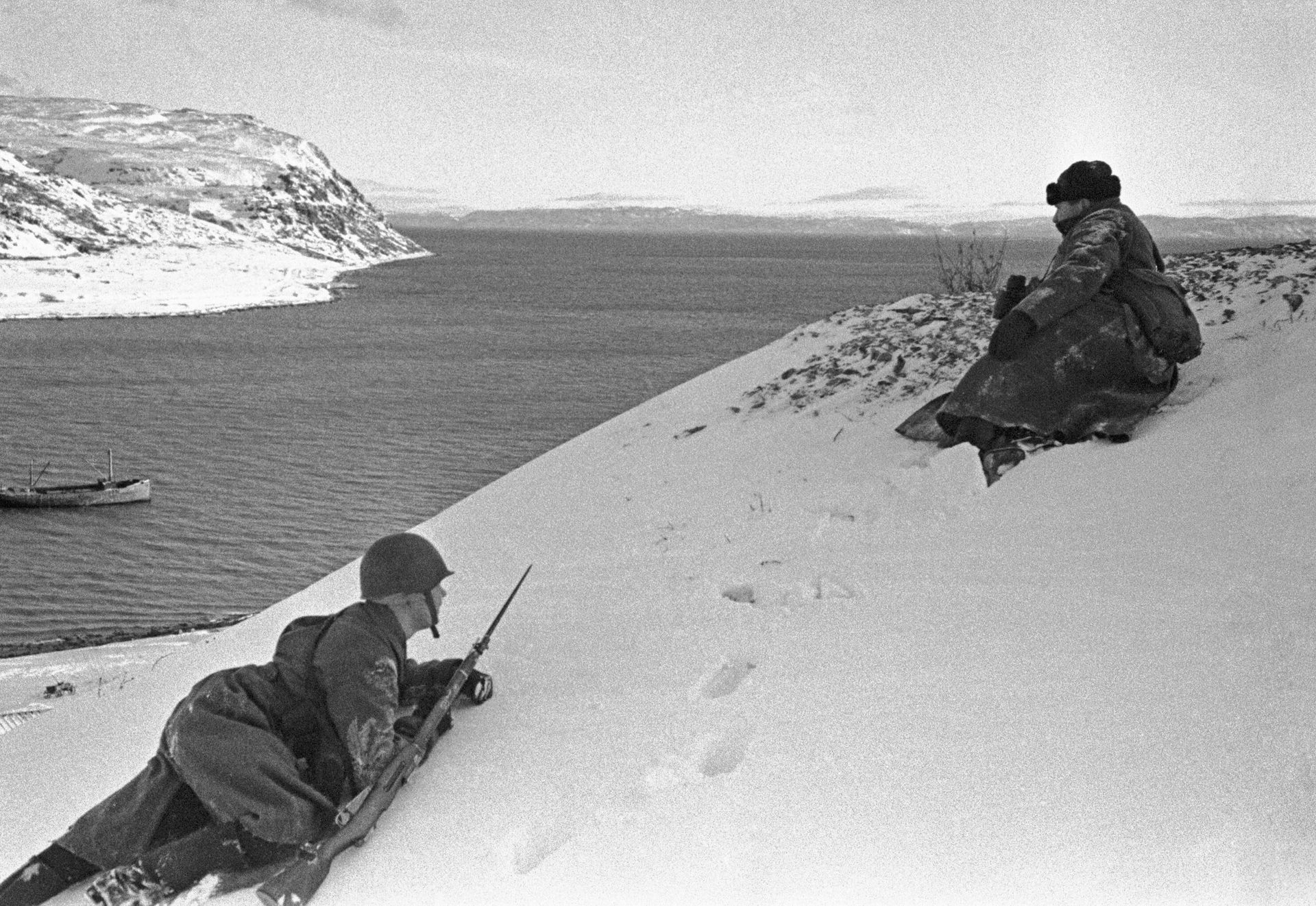Советские разведчики наблюдают за боевой обстановкой - РИА Новости, 1920, 06.05.2025