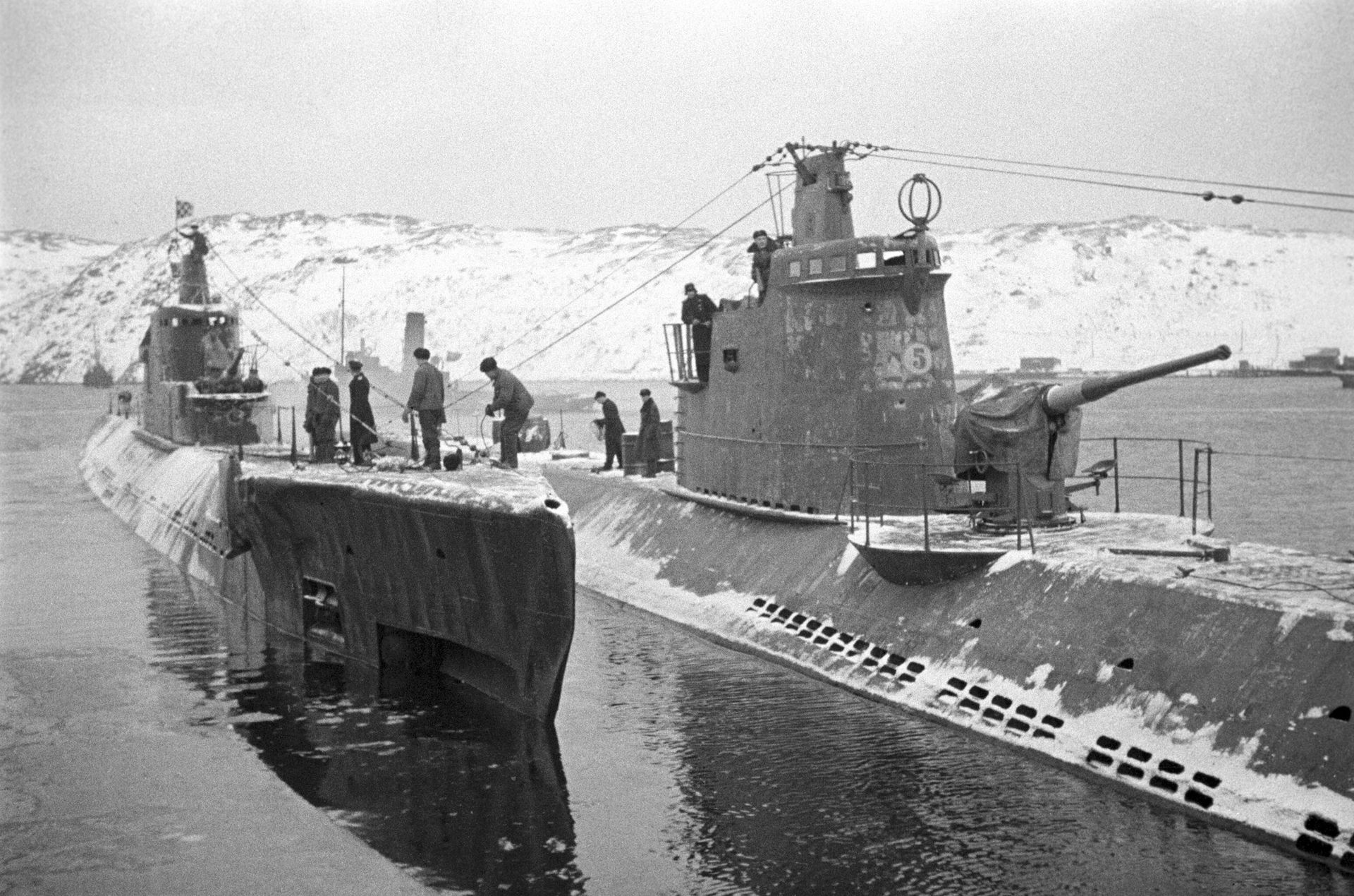  Советская подводная лодка К-21 и подводная лодка Л-20 в пункте базирования Полярный в Мурманской области - РИА Новости, 1920, 24.02.2026