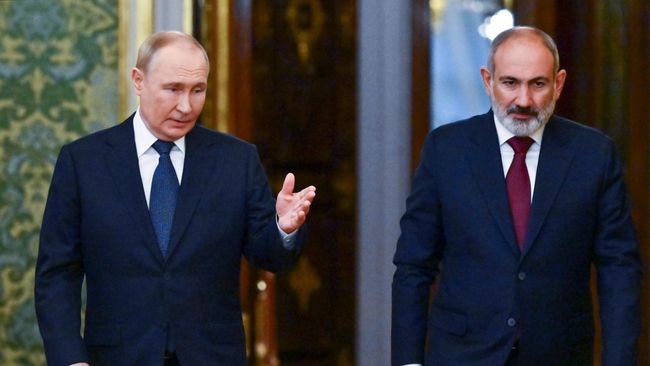 Президент РФ Владимир Путин и премьер-министр Армении Никол Пашинян во время встречи Президент РФ Владимир Путин и премьер-министр Армении Никол Пашинян во время встречи