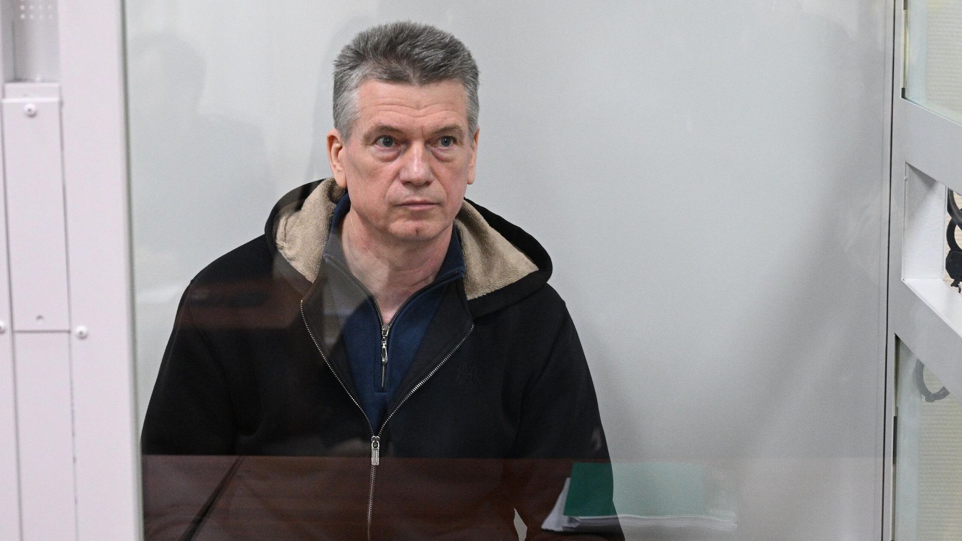 Бывший начальник главного управления кадров Минобороны РФ Юрий Кузнецов, обвиняемый в получении взятки в виде земельного участка и дома, на заседании в 235 гарнизонном военном суде в Москве Бывший начальник главного управления кадров Минобороны РФ Юрий Кузнецов, обвиняемый в получении взятки в виде земельного участка и дома, на заседании в 235 гарнизонном военном суде в Москве - РИА Новости, 1920, 23.08.2025