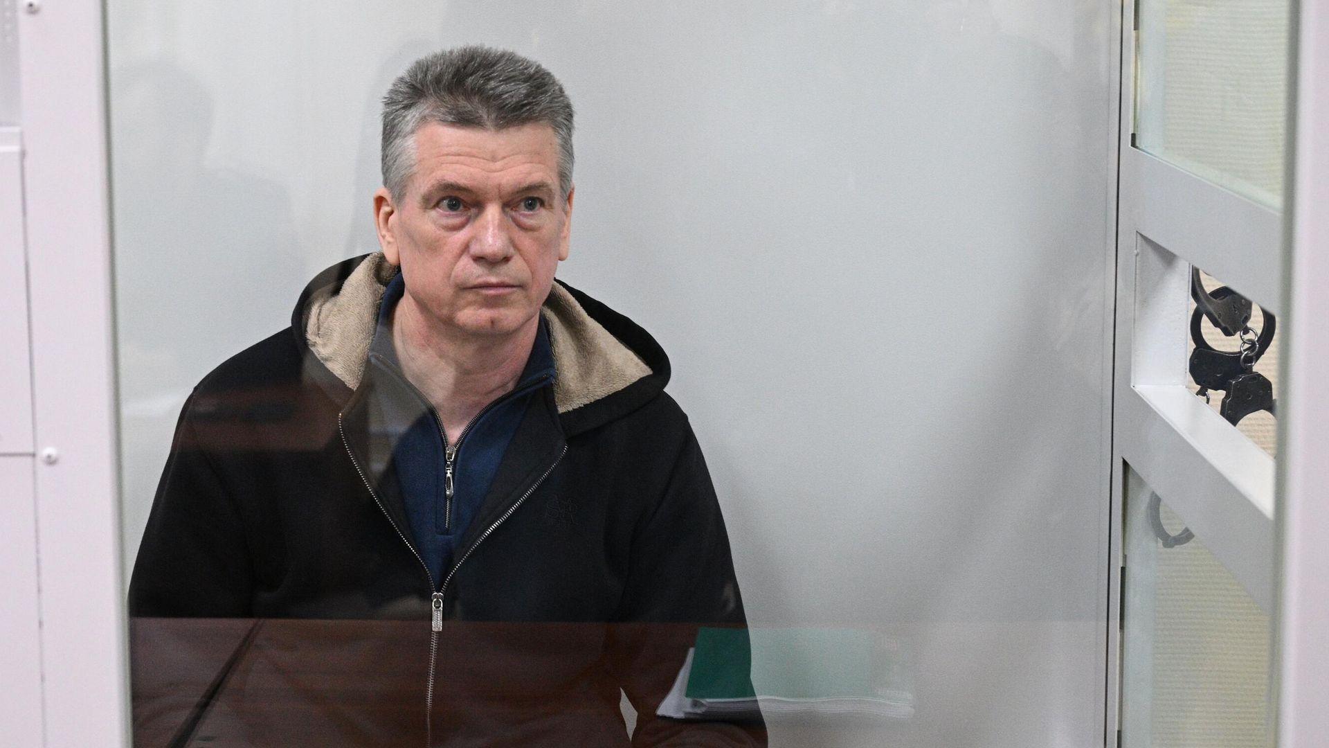 Бывший начальник главного управления кадров Минобороны РФ Юрий Кузнецов, обвиняемый в получении взятки в виде земельного участка и дома, на заседании в 235 гарнизонном военном суде в Москве Бывший начальник главного управления кадров Минобороны РФ Юрий Кузнецов, обвиняемый в получении взятки в виде земельного участка и дома, на заседании в 235 гарнизонном военном суде в Москве - РИА Новости, 1920, 13.05.2025