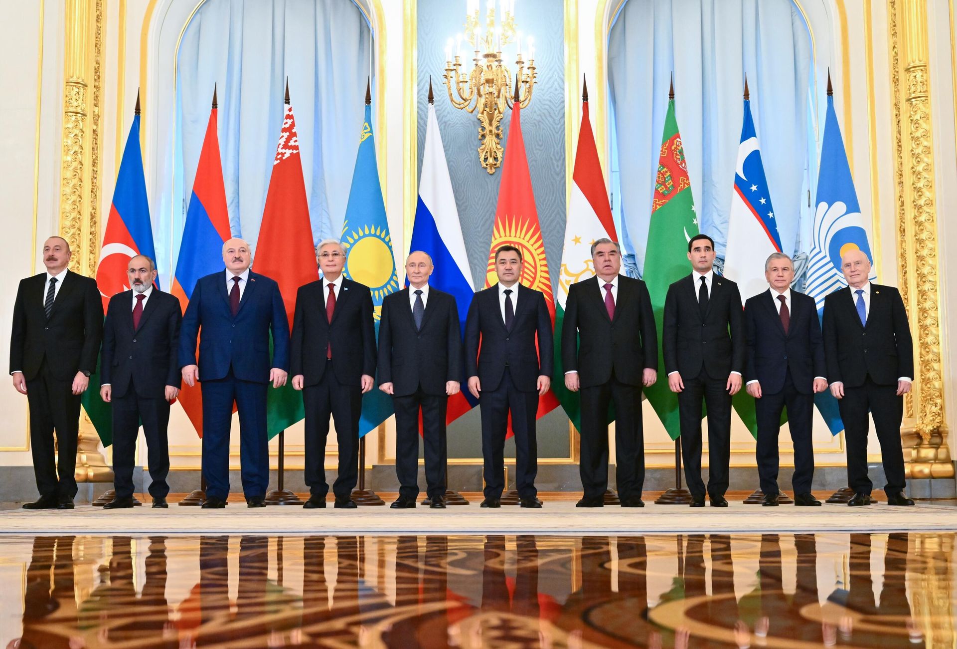 Президент РФ Владимир Путин на церемонии совместного фотографирования  глав государств-участников Содружества независимых государств - РИА Новости, 1920, 08.10.2024