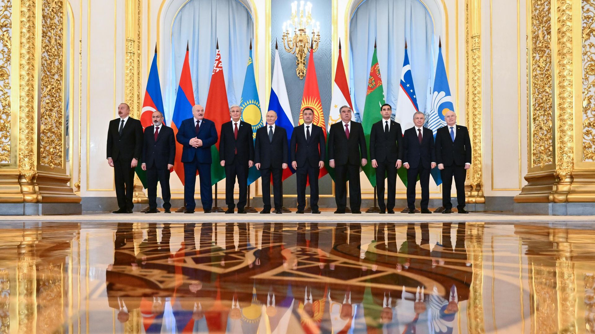 Президент России Владимир Путин на церемонии совместного фотографирования глав государств СНГ Президент России Владимир Путин на церемонии совместного фотографирования глав государств СНГ - РИА Новости, 1920, 08.10.2024