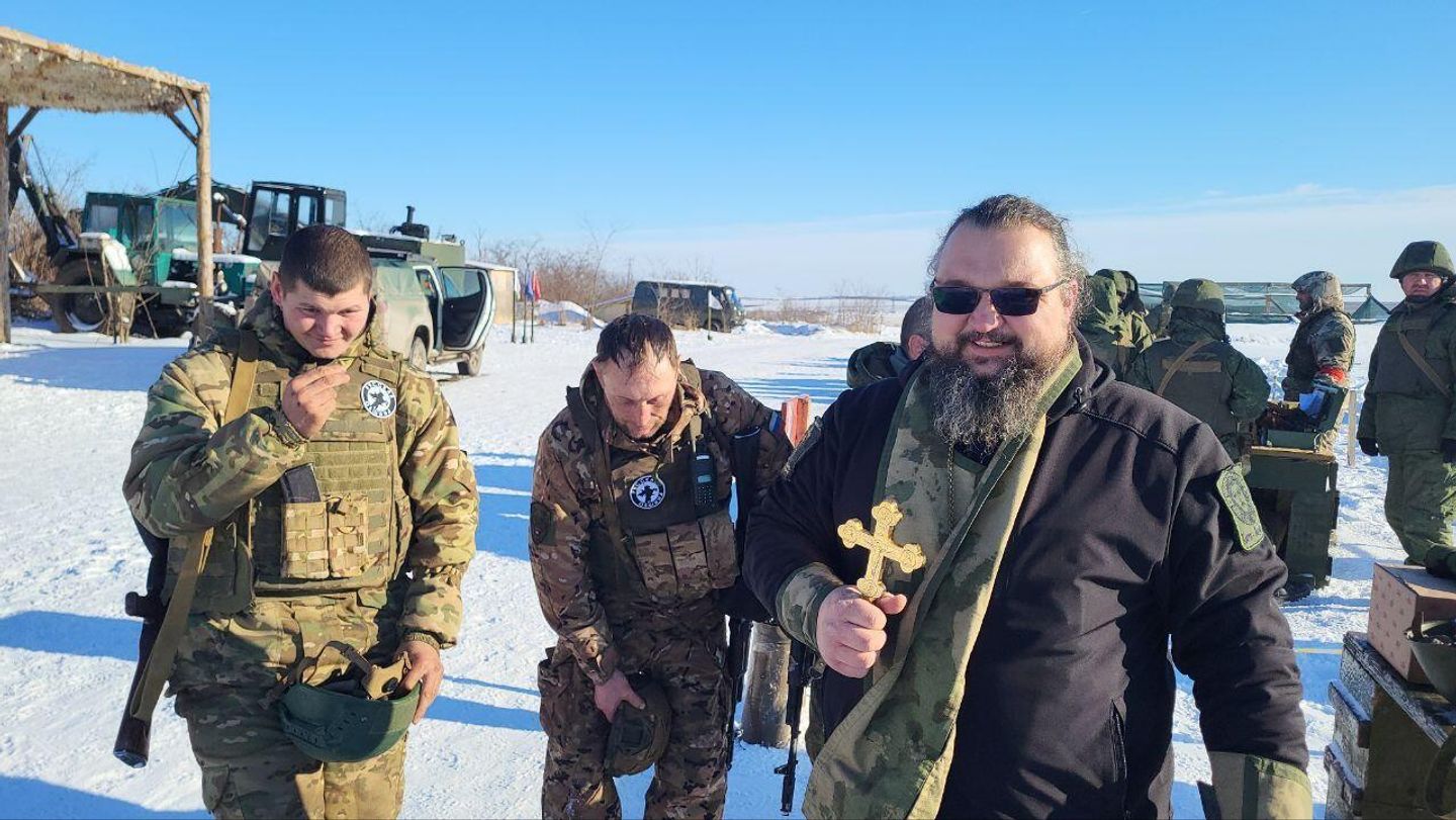 Отец Петр на позициях у бойцов