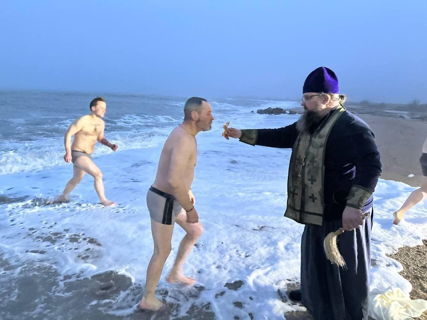 Петр крестит бойцов прямо в море