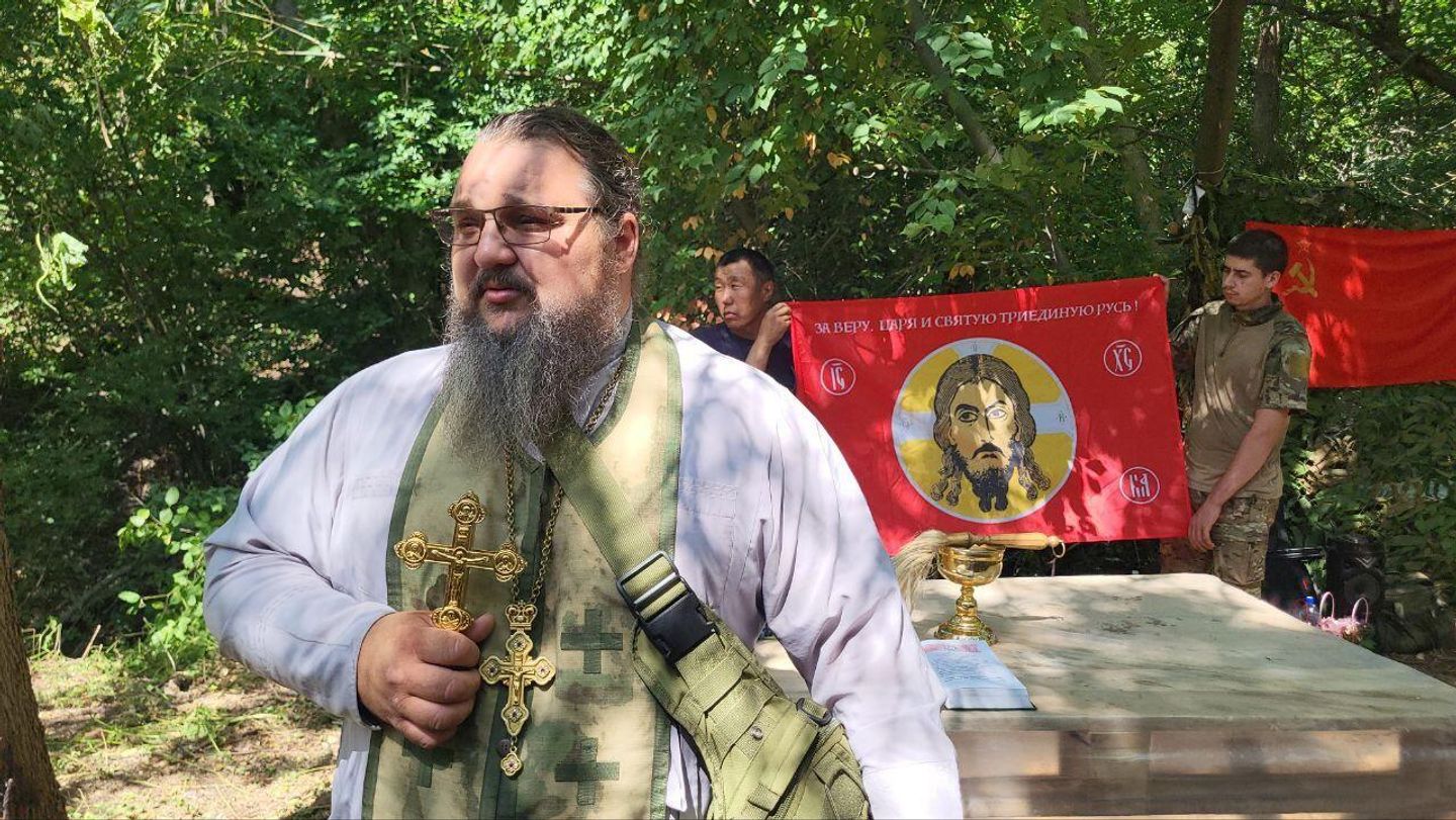 Отец Петр проводит службу