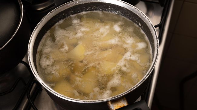 Картофель варится в кастрюле Картофель варится в кастрюле