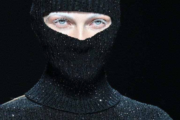 Модель демонстрирует одежду из коллекции бренда SOLANGEL в рамках Третьей Московской недели моды в Центральном выставочном зале Манеж Модель демонстрирует одежду из коллекции бренда SOLANGEL в рамках Третьей Московской недели моды в Центральном выставочном зале Манеж