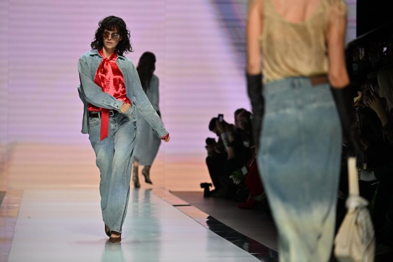 Модель демонстрирует одежду из коллекции бренда FASHION REBELS в рамках Третьей Московской недели моды в Центральном выставочном зале Манеж Модель демонстрирует одежду из коллекции бренда FASHION REBELS в рамках Третьей Московской недели моды в Центральном выставочном зале Манеж