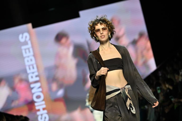 Модель демонстрирует одежду из коллекции бренда FASHION REBELS в рамках Третьей Московской недели моды в Центральном выставочном зале Манеж Модель демонстрирует одежду из коллекции бренда FASHION REBELS в рамках Третьей Московской недели моды в Центральном выставочном зале Манеж