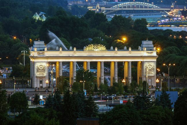 Главный вход в Парк Горького в Москве Главный вход в Парк Горького в Москве