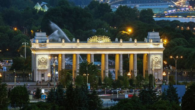 Главный вход в Парк Горького в Москве