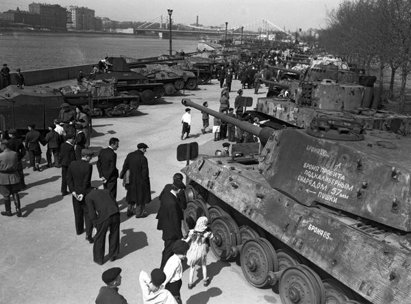 Москвичи на выставке трофейной военной техники на Пушкинской набережной ЦПКиО имени М. Горького Москвичи на выставке трофейной военной техники на Пушкинской набережной ЦПКиО имени М. Горького