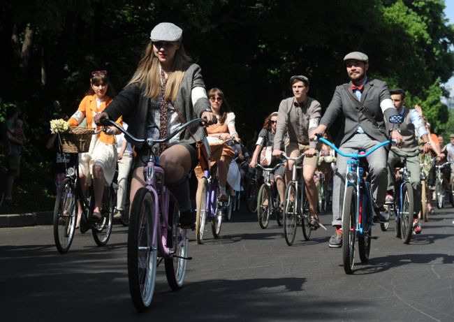 Участники велосипедного заезда в английском стиле Tweed Run от Воробьевской набережной до Парка им. Горького в Москве Участники велосипедного заезда в английском стиле Tweed Run от Воробьевской набережной до Парка им. Горького в Москве