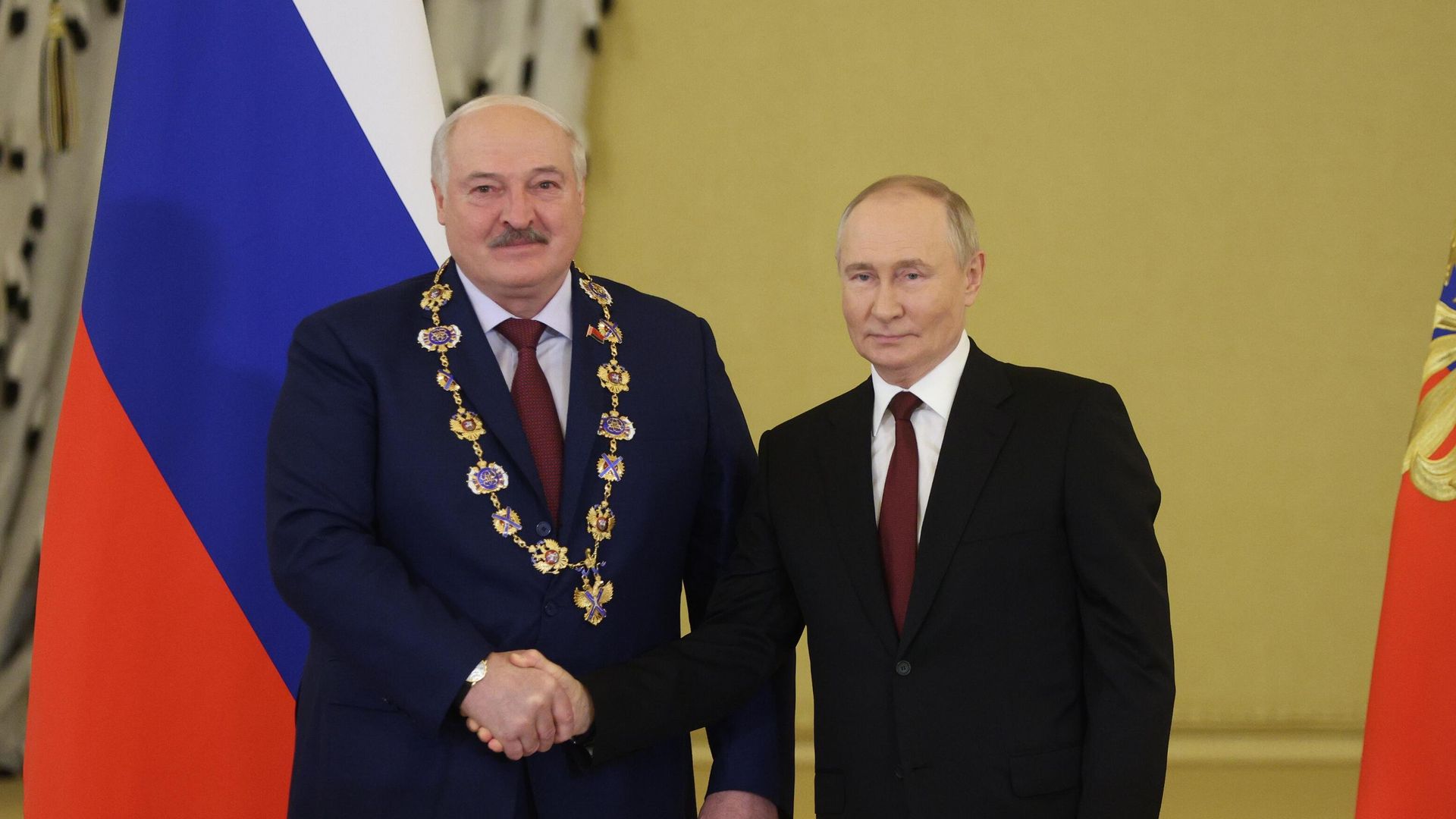 Президент России Владимир Путин вручил президенту Белоруссии Александру Лукашенко Президент России Владимир Путин вручил президенту Белоруссии Александру Лукашенко - РИА Новости, 1920, 05.12.2024