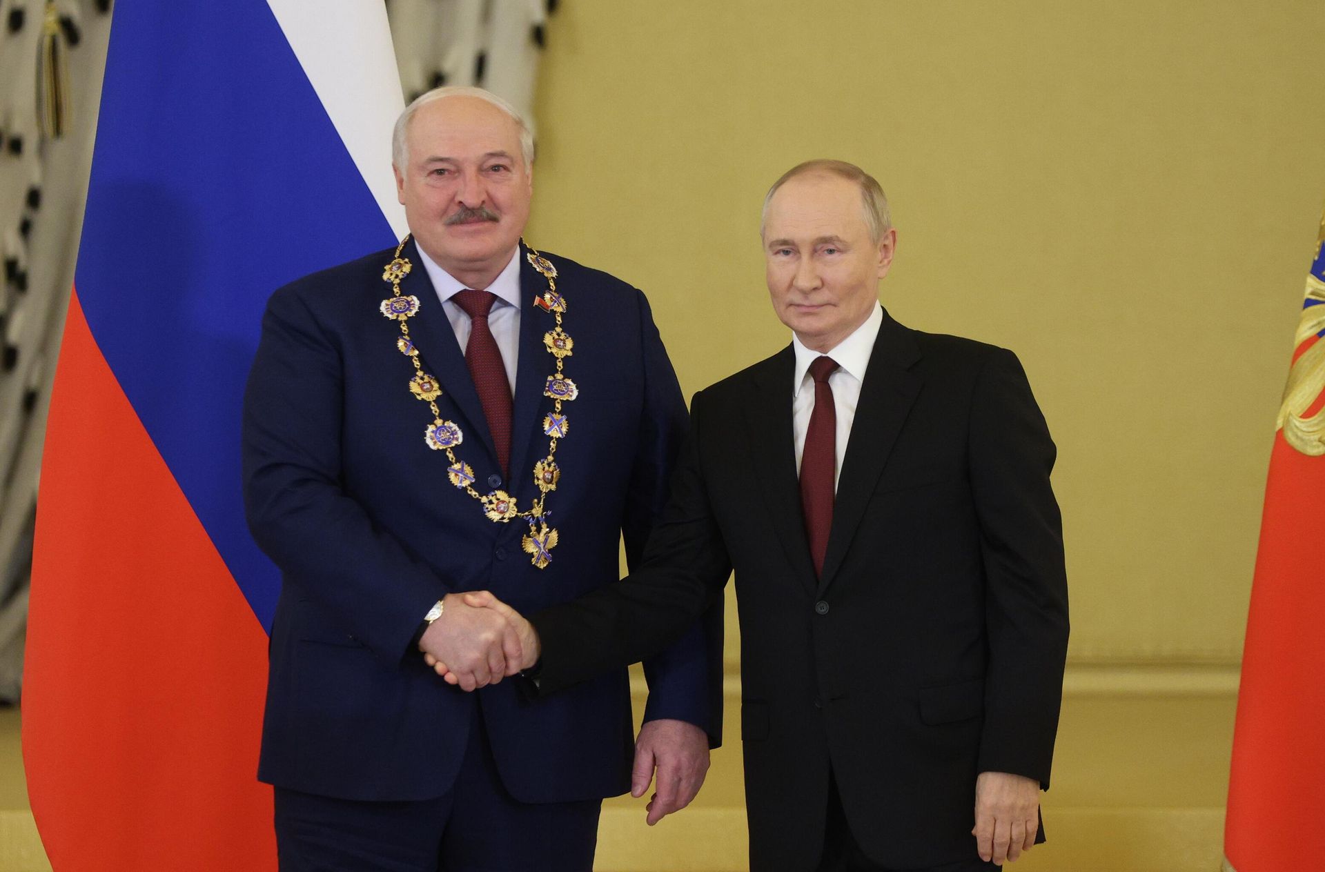 Президент России Владимир Путин вручил президенту Белоруссии Александру Лукашенко орден Святого апостола Андрея Первозванного во время встречи в Кремле Президент России Владимир Путин вручил президенту Белоруссии Александру Лукашенко орден Святого апостола Андрея Первозванного во время встречи в Кремле - РИА Новости, 1920, 21.10.2024
