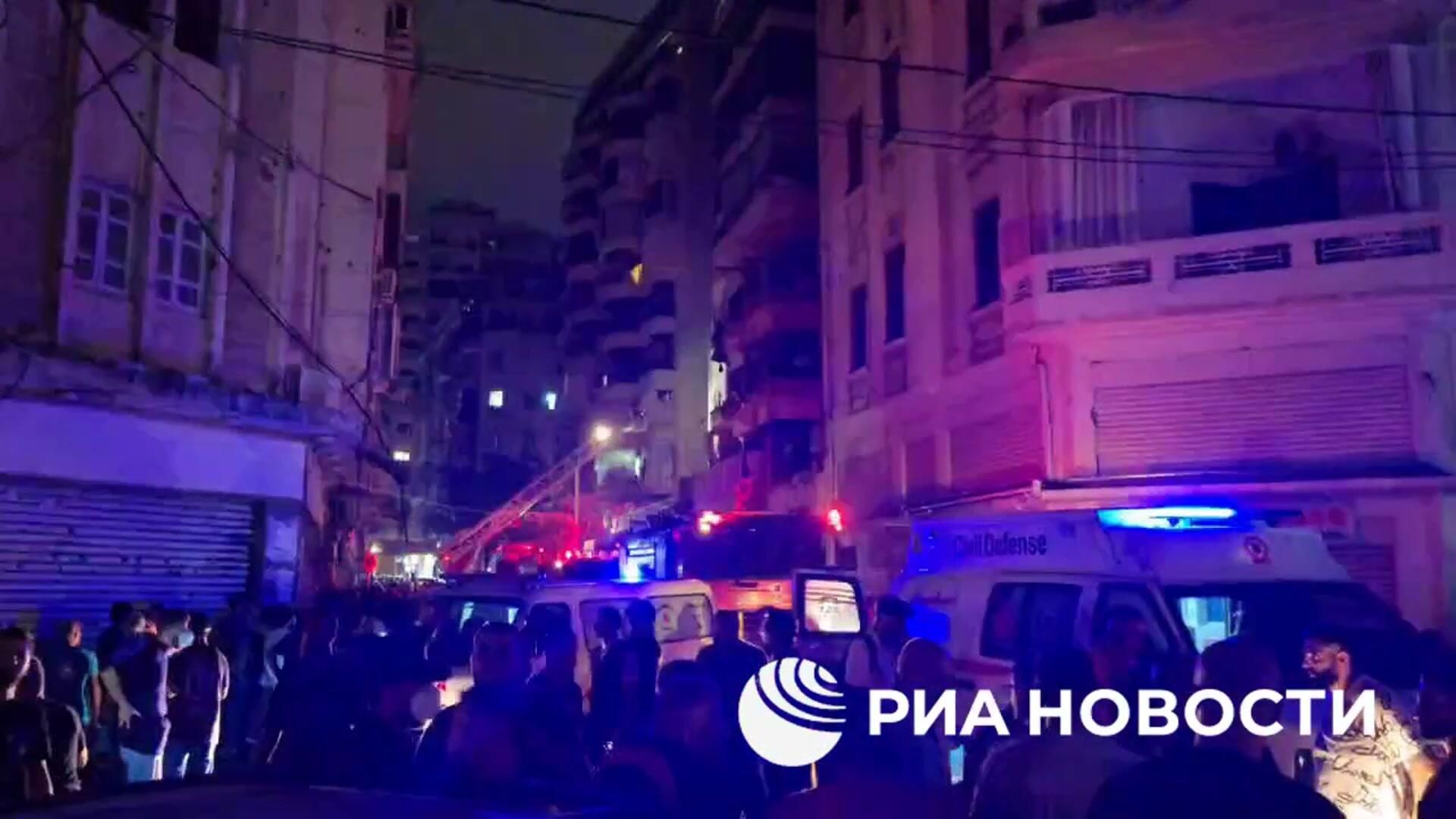 Спасатели на месте авиаудара в центре Бейрута Спасатели на месте авиаудара в центре Бейрута - РИА Новости, 1920, 10.10.2024