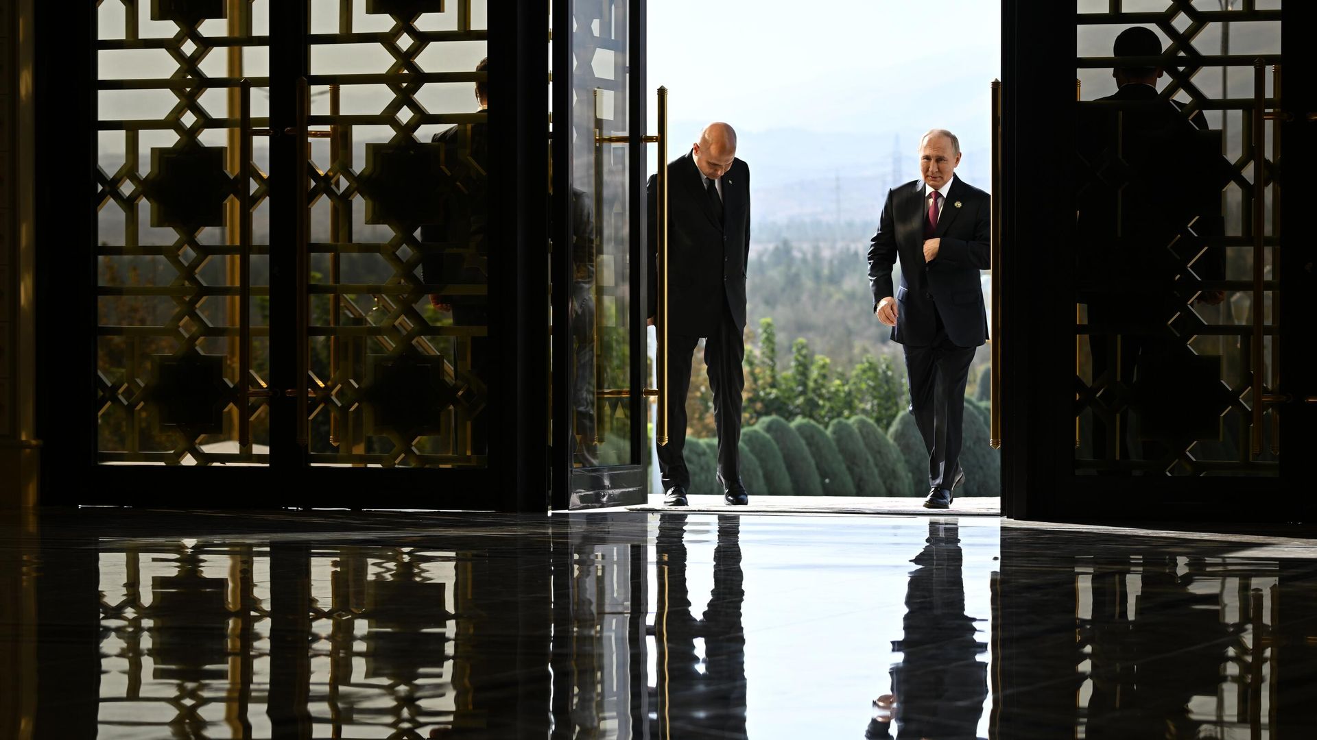Президент РФ Владимир Путин на церемонии приветствия глав делегаций - участников международного форума Взаимосвязь времён и цивилизаций - основа мира и развития в Ашхабаде Президент РФ Владимир Путин на церемонии приветствия глав делегаций - участников международного форума Взаимосвязь времён и цивилизаций - основа мира и развития в Ашхабаде - РИА Новости, 1920, 11.10.2024