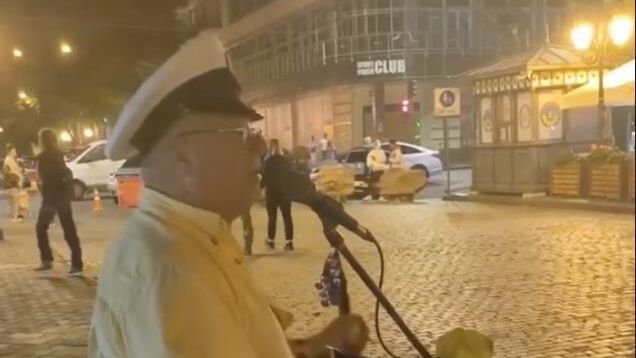 В Одессе прохожие вызвали полицию из-за мужчины, исполнявшего песни на русском языке на центральной улице города В Одессе прохожие вызвали полицию из-за мужчины, исполнявшего песни на русском языке на центральной улице города - РИА Новости, 1920, 11.10.2024