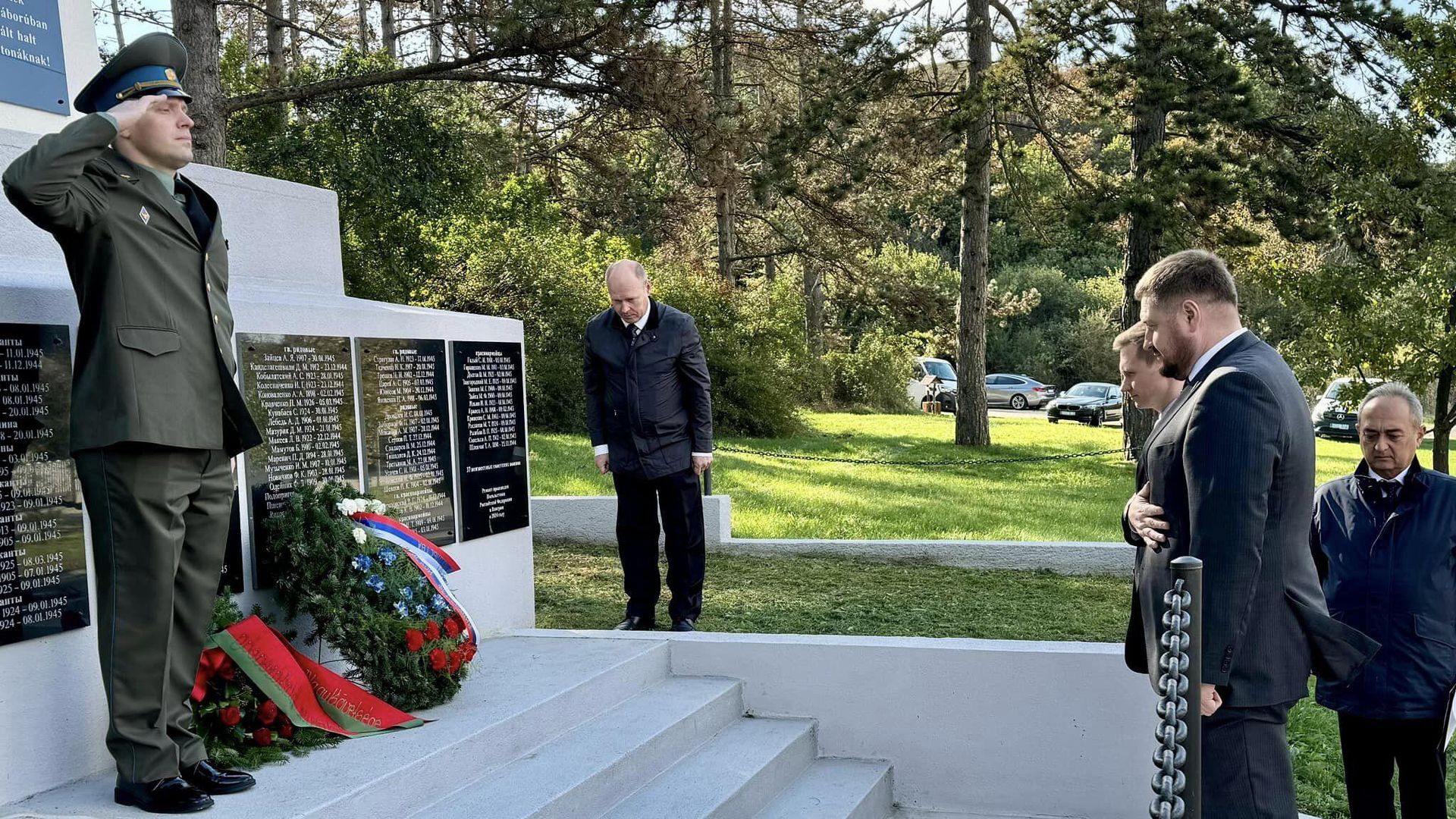 Возложение цветов к воинскому мемориалу, где похоронены 130 советских бойцов, погибших во время Второй мировой войны в Ганте, Венгрия Возложение цветов к воинскому мемориалу, где похоронены 130 советских бойцов, погибших во время Второй мировой войны в Ганте, Венгрия - РИА Новости, 1920, 11.10.2024