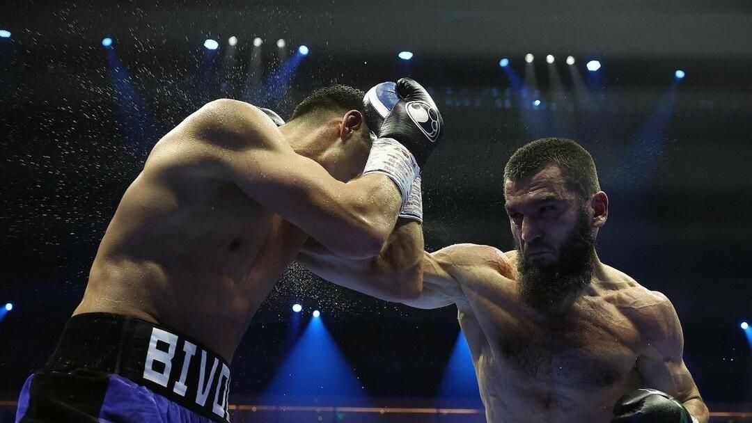 Эпизод чемпионского боя Бетербиев - Бивол - РИА Новости, 1920, 24.01.2025