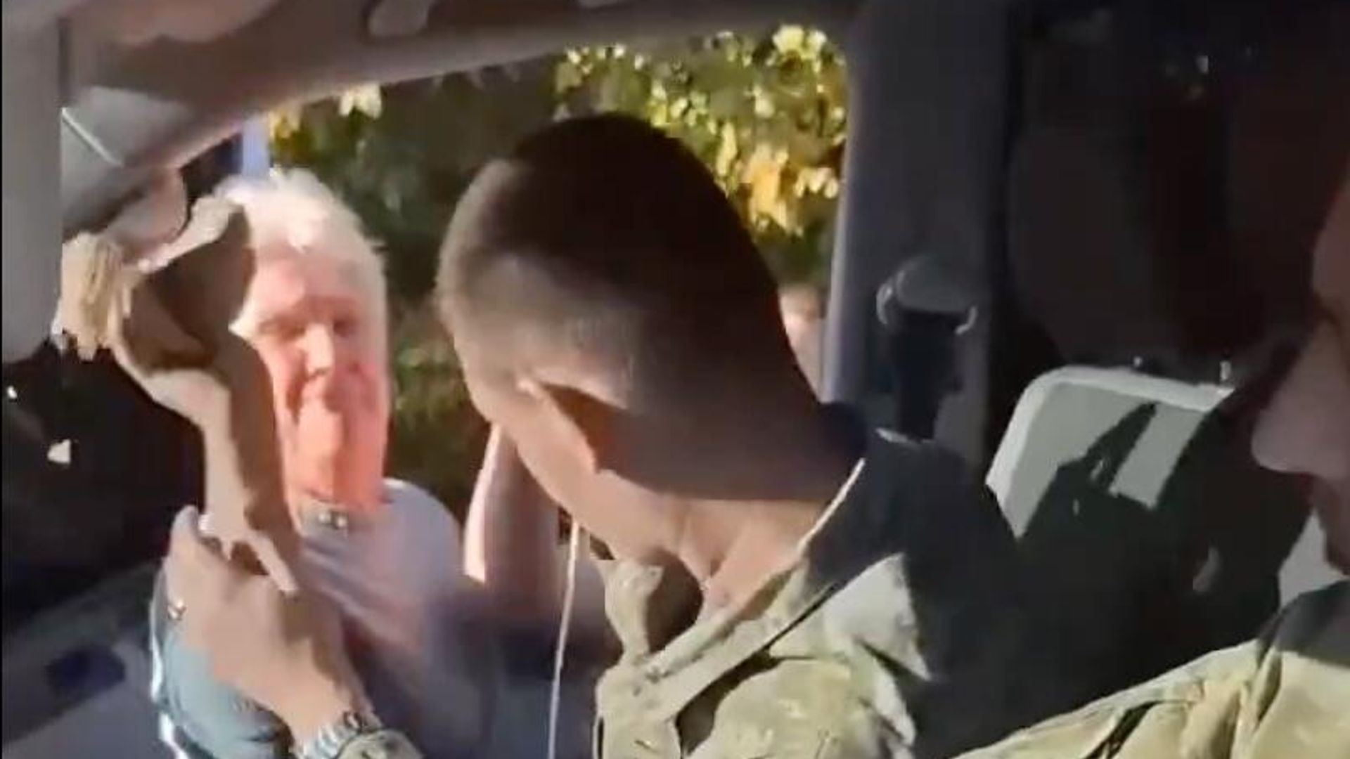 Момент нападения на пограничников в Закарпатской области Украины. Кадр видео Момент нападения на пограничников в Закарпатской области Украины. Кадр видео - РИА Новости, 1920, 14.10.2024