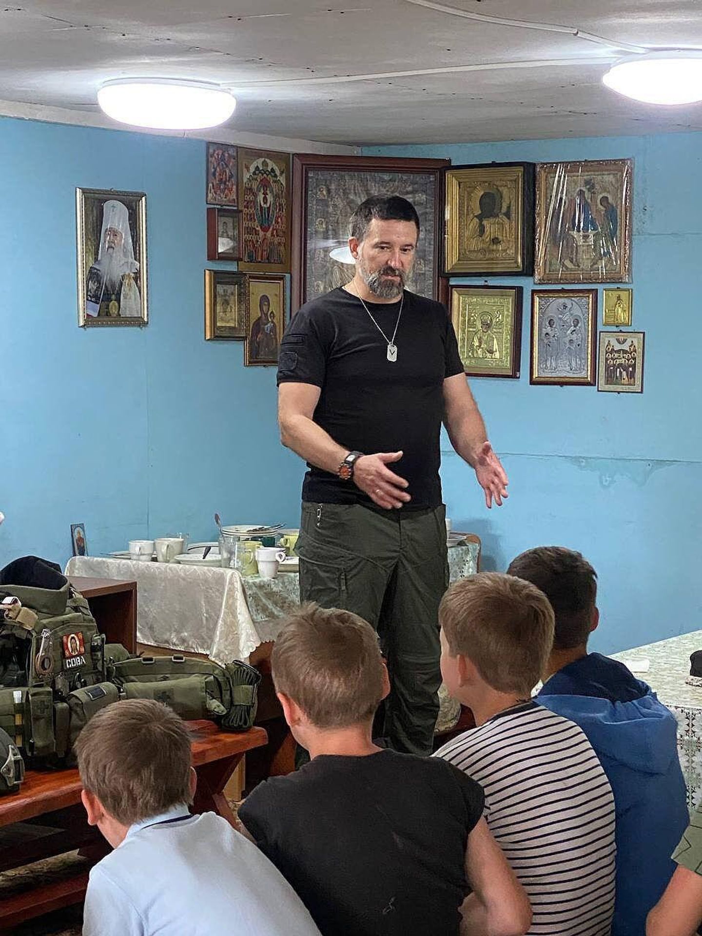 Алексей привез гуманитарную помощь детям Алексей привез гуманитарную помощь детям